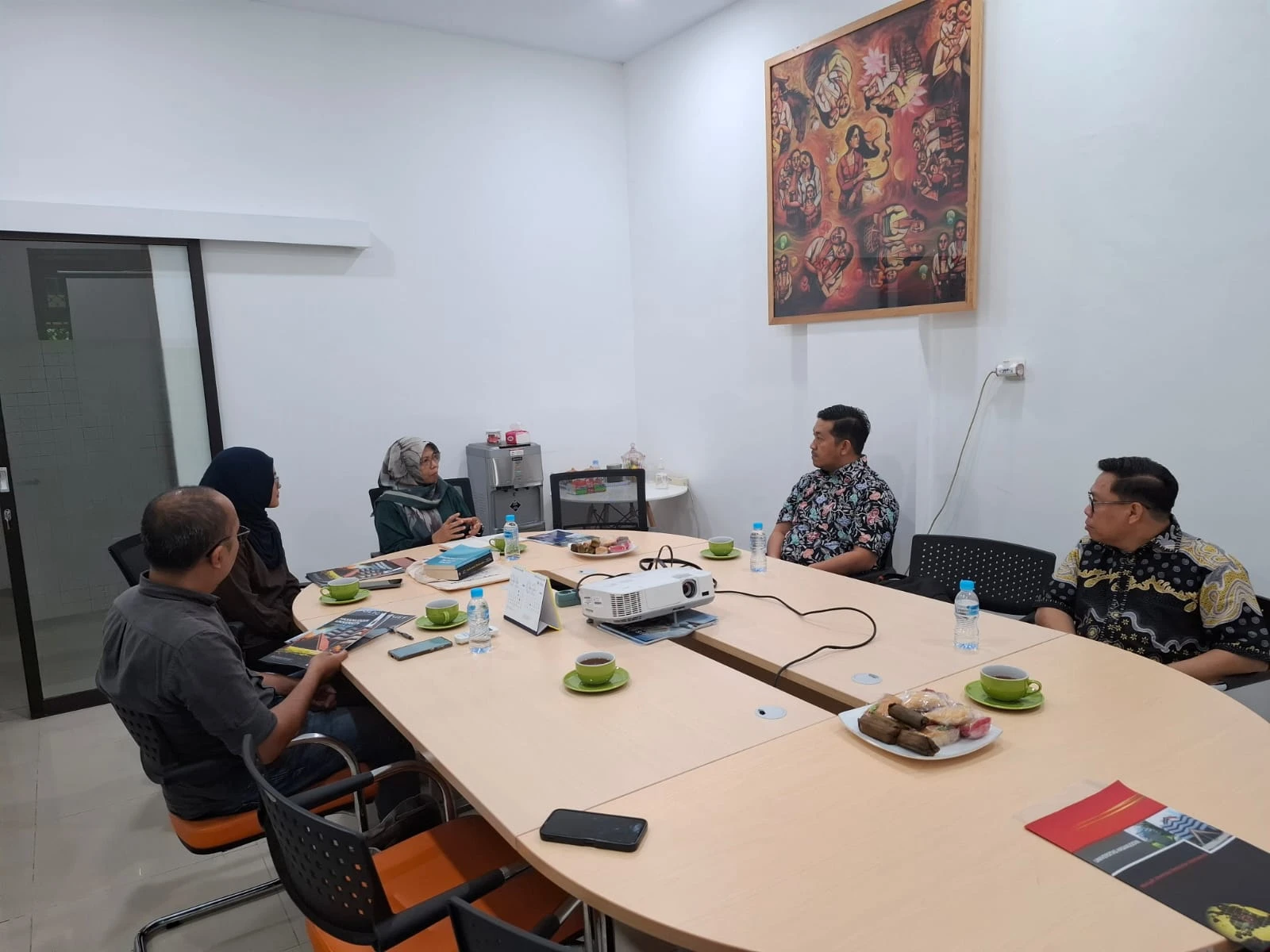 Delegasi CPCD Universitas Hasanuddin berdiskusi dengan tim peneliti PSKP Universitas Gadjah Mada dalam kunjungan akademik di Yogyakarta guna menjajaki kolaborasi riset, pengembangan basis data konflik nasional, serta penguatan jejaring kajian perdamaian lintas perguruan tinggi, 10 Februari 2026.